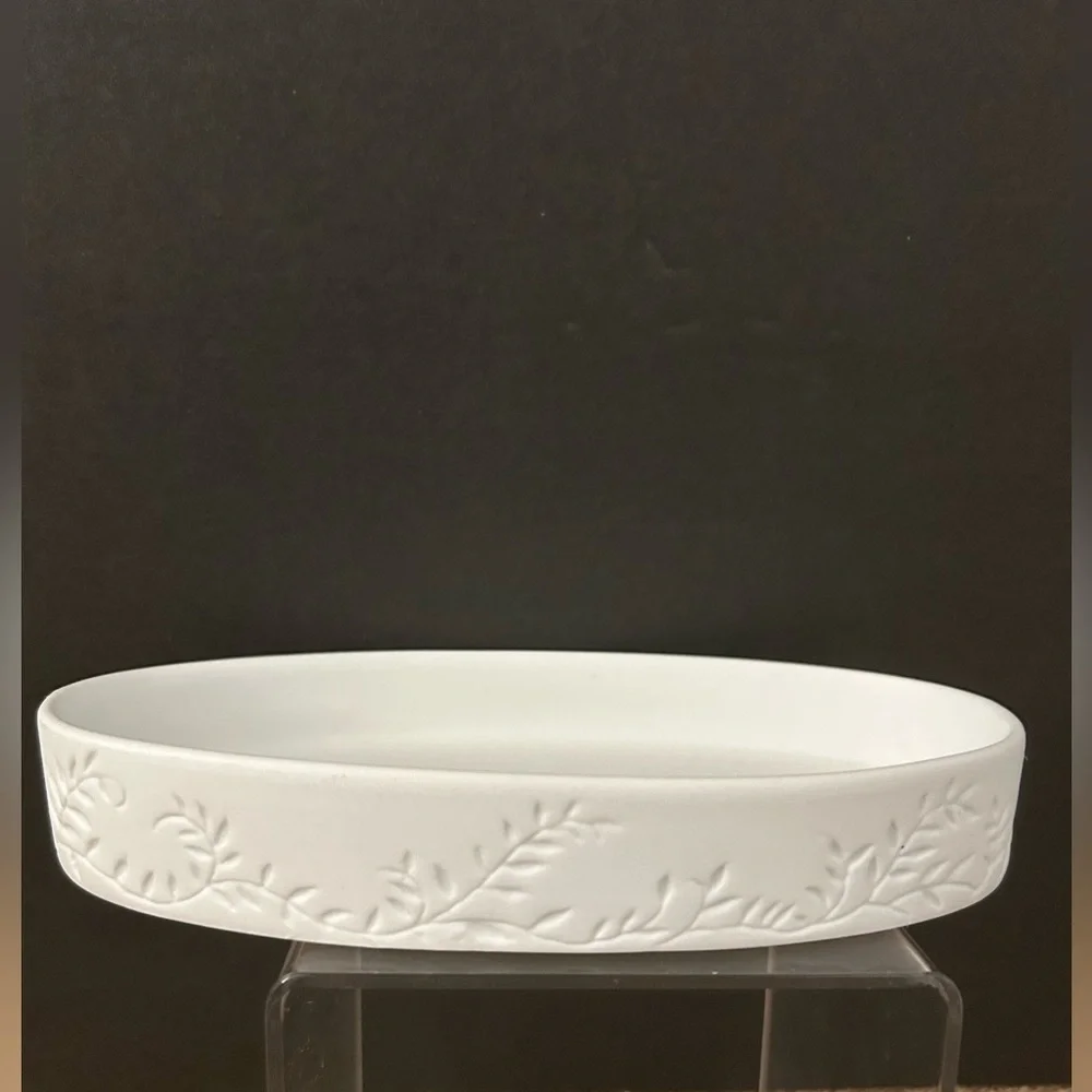 Crabtree And Evelyn Hand Cream And Soap Caddy. Leaf Pattern. White Porcelain.